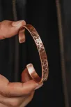 Saf Dövme Bakır Bileklik El Işçiliği Grift Kelepçe Metal Kutu Doğal Taşlar Kadın Erkek Bilezik Saf Dövme Bakır Bileklik El Işçiliği Grift Kelepçe Metal Kutu Doğal Taşlar Kadın Erkek Bilezik