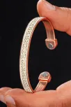 Erkek Kadın Bakır Bileklik - Üstü Hakiki Deri Grek İşlemeli Mıknatıslı Model Metal Kutu Doğal Taş Erkek Kadın Bakır Bileklik - Üstü Hakiki Deri Grek İşlemeli Mıknatıslı Model Metal Kutu Doğal Taş