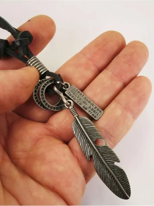 Kızılderili Tüy Erkek Deri Kolye Büyük Boy Kızılderili Tüy Erkek Deri Kolye Büyük Boy