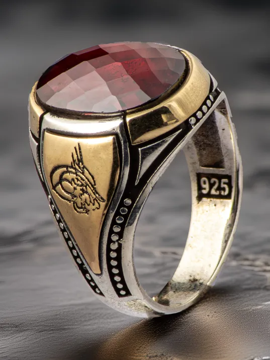 Erkek Kırmızı Yakut Taşlı Yanı Tuğra İşlemeli İnce Kibar 925 Ayar Gümüş Yüzük
