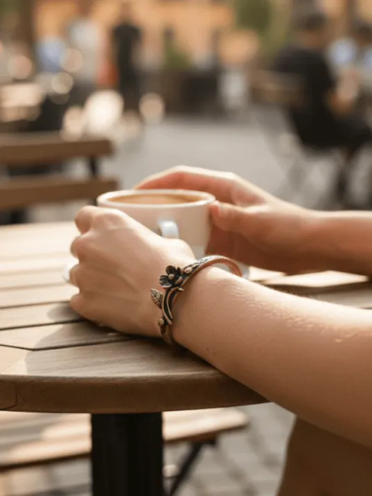 Kadın Bakır Bileklik - Çiçek Model İnce Metal Kutu Ve Doğal Taşlı Bilezik