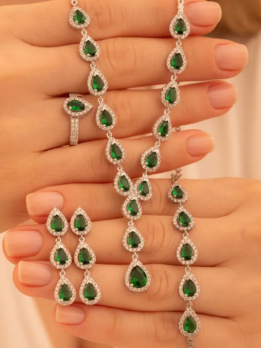 Kadın Gümüş Takı Seti - Sera Zümrüt Damla Taşlı 925 Ayar Kolye, Bileklik, Yüzük, Küpe Tam Set Kadın Gümüş Takı Seti - Sera Zümrüt Damla Taşlı 925 Ayar Kolye, Bileklik, Yüzük, Küpe Tam Set