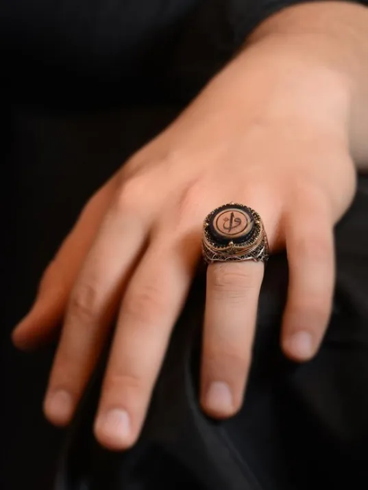 İslam Usta Elif Vav Yazılı Mavi Kehribar Taşlı Yanı İşlemeli Erkek Gümüş Yüzük İslam Usta Elif Vav Yazılı Mavi Kehribar Taşlı Yanı İşlemeli Erkek Gümüş Yüzük