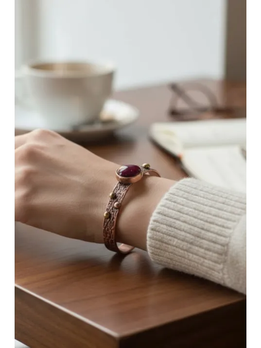 Kadın Bakır Bileklik - Kırmızı Akik Taşlı Yuvarlak Model Nokta Motif Bilezik Metal Kutu ve Doğal Taş