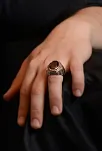 Yakut Garnet Taşlı Yanı Gravür İşlemeli Erkek Gümüş Yüzük