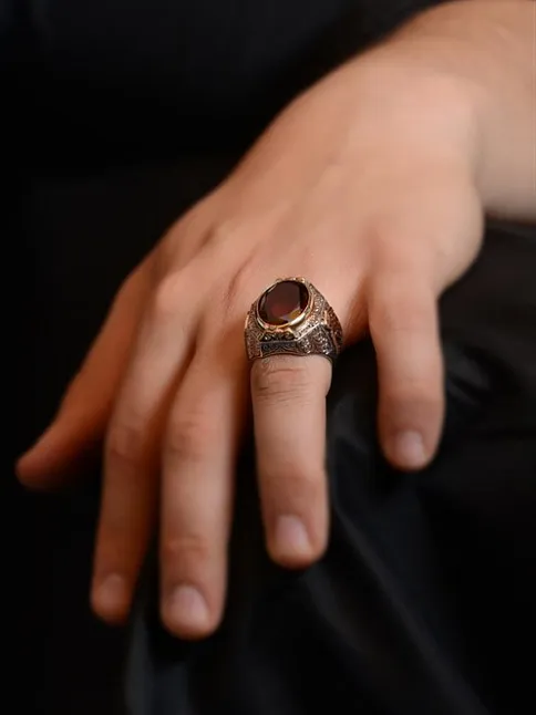 Yakut Garnet Taşlı Yanı Gravür İşlemeli Erkek Gümüş Yüzük
