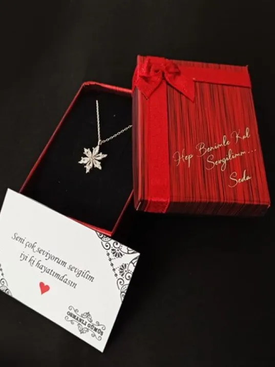 Kişiye Özel İsim Yazılan Kırmızı Hediye Kutusu Paketi DKOHEDIYE01-KRM Kişiye Özel İsim Yazılan Kırmızı Hediye Kutusu Paketi DKOHEDIYE01-KRM