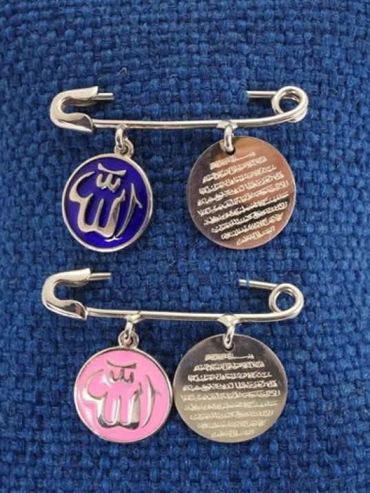 Gümüş Bebek Nazarlık İğne Allah Ve Ayetel Kürsi Yazılı Beyaz Model