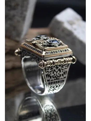 Kitab-ı Kut Safir Taşlı Tesbih Motifli Özel Seri Koleksyonluk 925 Ayar Gümüş Erkek Yüzük Kitab-ı Kut Safir Taşlı Tesbih Motifli Özel Seri Koleksyonluk 925 Ayar Gümüş Erkek Yüzük