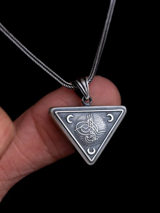 Gümüş Cevşen Muska Erkek Kolye Zincir Üç Hilal Tuğra Motifli Gümüş Cevşen Muska Erkek Kolye Zincir Üç Hilal Tuğra Motifli