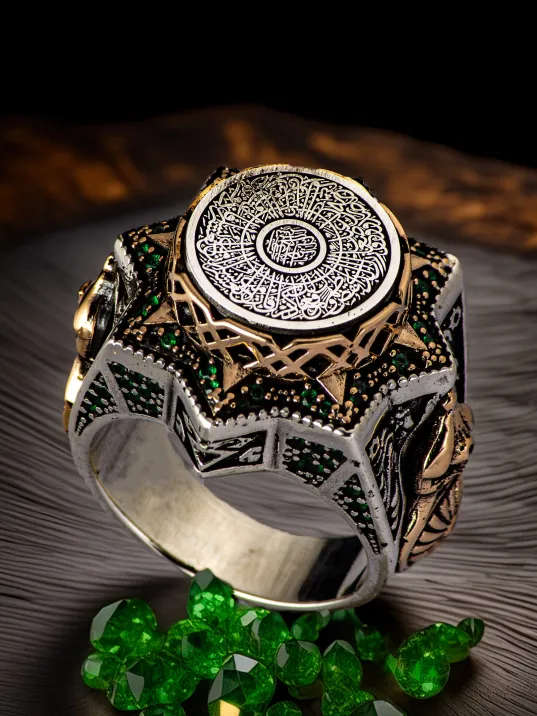Erkek İnşirah Suresi İşlemeli Yeşil Zirkon Taşlı Babil Temalı 925 Ayar Gümüş Yüzük