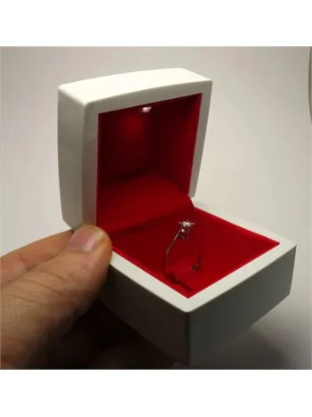 IŞIKLI PIRLANTA ALTIN TEKTAŞ YÜZÜK KUTUSU KIRMIZI BEYAZ