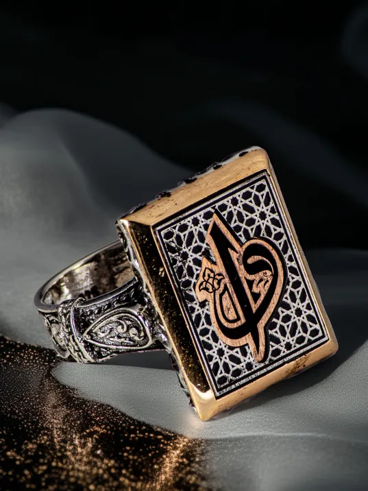 Erkek Vav Elif İşlemeli Yanı Damla Motifli Dikdörtgen Model 925 Ayar Gümüş Yüzük Erkek Vav Elif İşlemeli Yanı Damla Motifli Dikdörtgen Model 925 Ayar Gümüş Yüzük