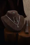 Venessa Bayan Zümrüt Taşlı Gümüş Su Yolu Set - Kolye, Bileklik, Küpe, Yüzük Venessa Bayan Zümrüt Taşlı Gümüş Su Yolu Set - Kolye, Bileklik, Küpe, Yüzük