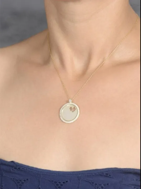 Çocuğunuzun İsmini Yazdırabileceğiniz El Ve Ayak Figürlü Bayan Gümüş Kolye