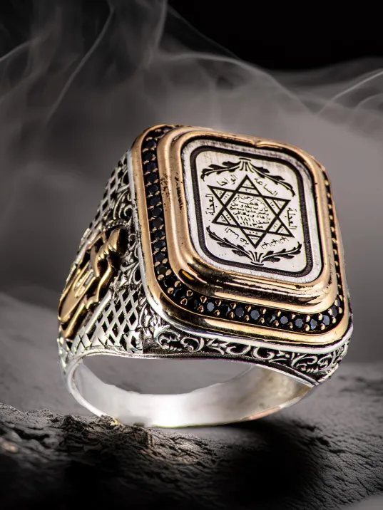 Erkek Hz Süleyman Mührü İşlemeli Yanı Hançer Motifli Zirkon Taş Süslemeli 925 Ayar Gümüş Yüzük Erkek Hz Süleyman Mührü İşlemeli Yanı Hançer Motifli Zirkon Taş Süslemeli 925 Ayar Gümüş Yüzük