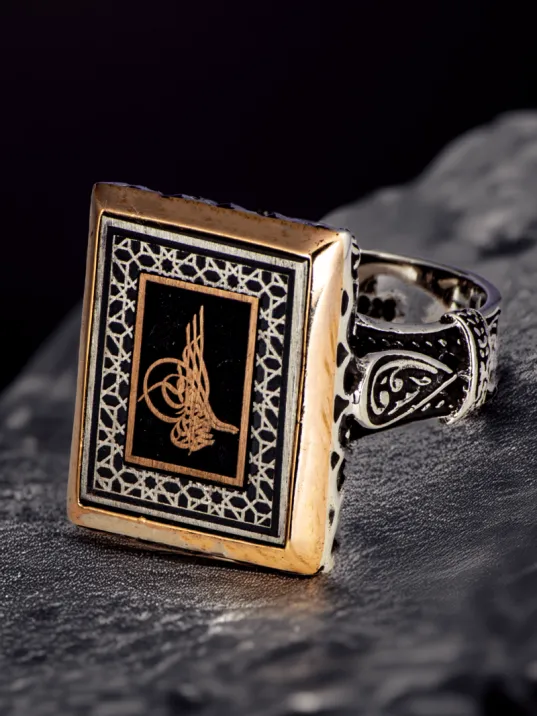 Erkek Osmanlı Tuğrası İşlemeli Dikdörtgen Model 925 Ayar Gümüş Yüzük Erkek Osmanlı Tuğrası İşlemeli Dikdörtgen Model 925 Ayar Gümüş Yüzük