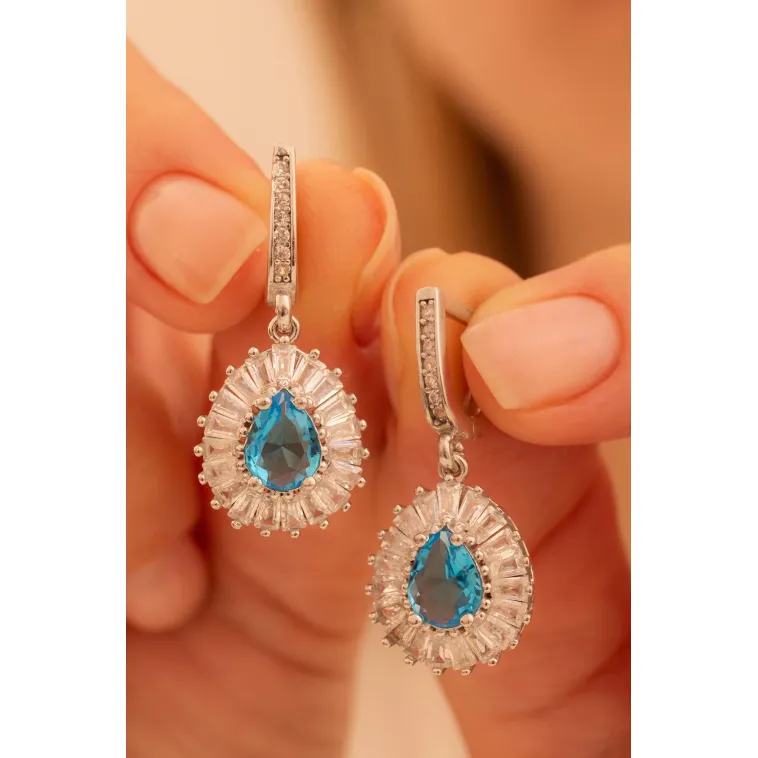 Kadın Gümüş Küpe - Damla Model Mavi Topaz Taşlı Baget Süslemeli Rodyumlu Kadın Küpe Kadın Gümüş Küpe - Damla Model Mavi Topaz Taşlı Baget Süslemeli Rodyumlu Kadın Küpe
