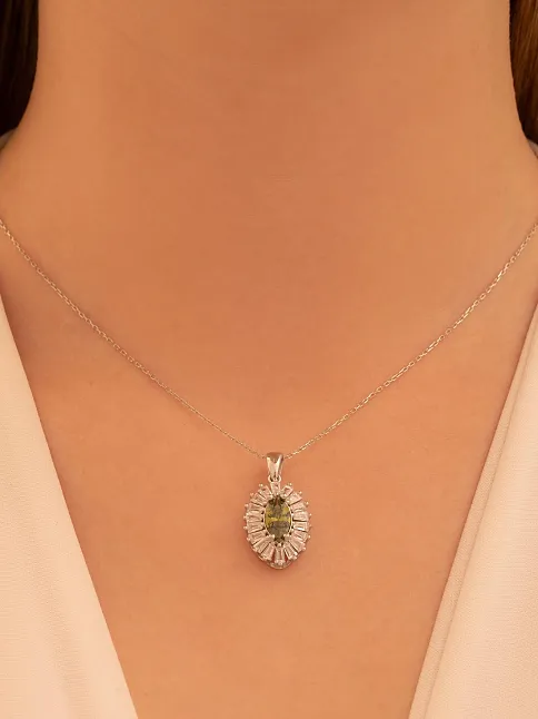 Kadın Gümüş Kolye - Damla Model Zultanit Taşlı Baget Süslemeli Rodyumlu Kadın Kolye