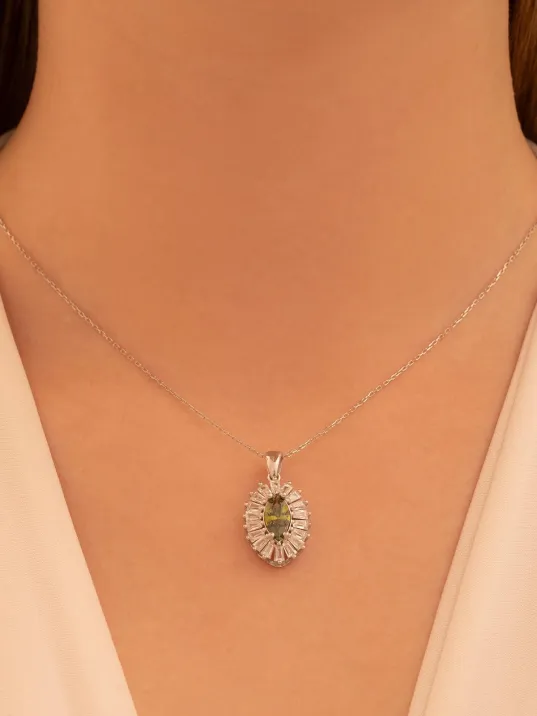 Kadın Gümüş Kolye - Damla Model Zultanit Taşlı Baget Süslemeli Rodyumlu Kadın Kolye Kadın Gümüş Kolye - Damla Model Zultanit Taşlı Baget Süslemeli Rodyumlu Kadın Kolye