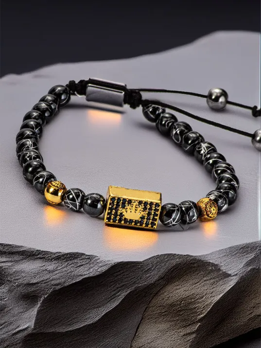 Taç Motifli Siyah Damar Boncuk Erkek Bileklik – Altın Kaplama Ayarlanabilir Makrome