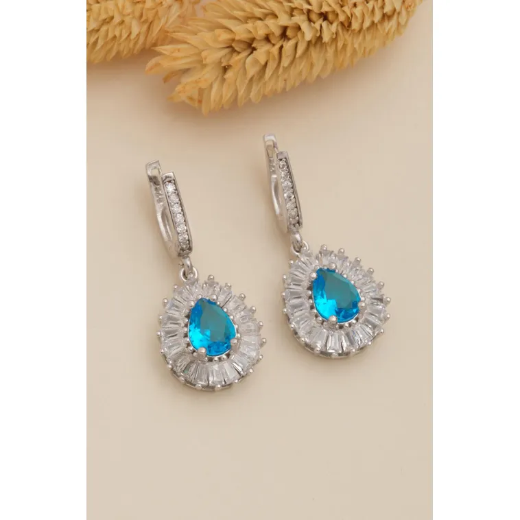 Kadın Gümüş Küpe - Damla Model Mavi Topaz Taşlı Baget Süslemeli Rodyumlu Kadın Küpe Kadın Gümüş Küpe - Damla Model Mavi Topaz Taşlı Baget Süslemeli Rodyumlu Kadın Küpe