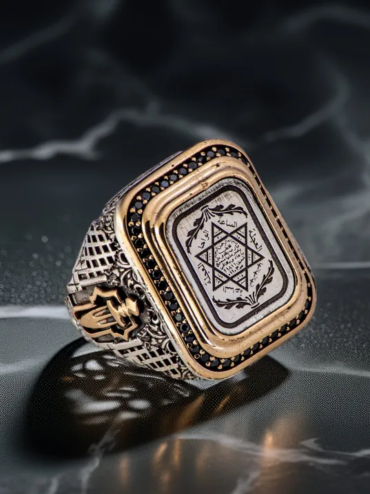 Erkek Hz Süleyman Mührü İşlemeli Yanı Hançer Motifli Zirkon Taş Süslemeli 925 Ayar Gümüş Yüzük Erkek Hz Süleyman Mührü İşlemeli Yanı Hançer Motifli Zirkon Taş Süslemeli 925 Ayar Gümüş Yüzük