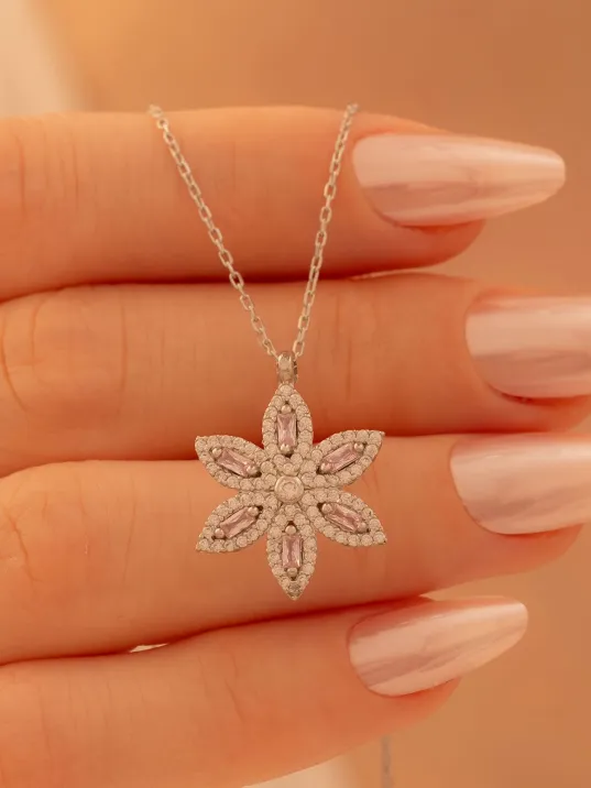 Kadın Gümüş Kolye - Sevgililer Günü - Hediye - Zirkon Taşlı Mor Çiçek Motifli Kadın Kolye Kadın Gümüş Kolye - Sevgililer Günü - Hediye - Zirkon Taşlı Mor Çiçek Motifli Kadın Kolye
