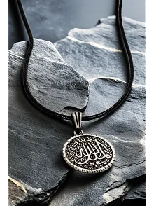 Erkek Gümüş Kolye Ucu - Mülki Allah Yazılı Oksitli Model Deri Kolyeli 925 Ayar Gümüş