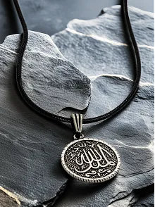 Erkek Gümüş Kolye Ucu - Mülki Allah Yazılı Oksitli Model Deri Kolyeli 925 Ayar Gümüş