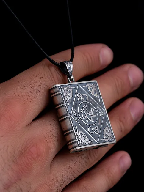 Erkek Gümüş Kolye - Büyük Boy Gümüş Allah Ve Muhammed Yazılı Kitap Model Muska Haznesi Cevşen