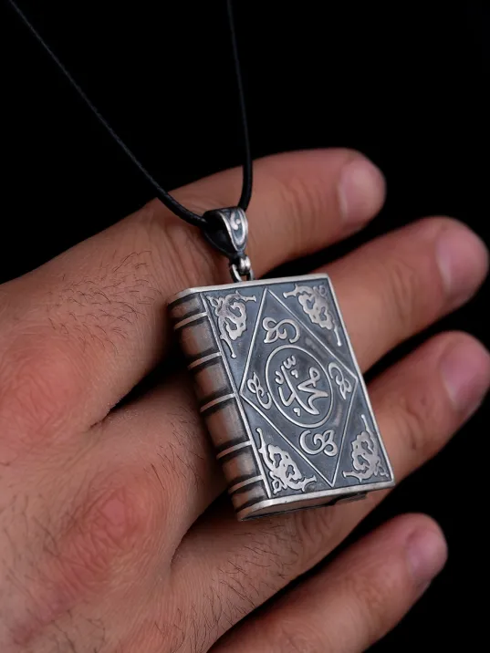 Erkek Gümüş Kolye - Büyük Boy Gümüş Allah Ve Muhammed Yazılı Kitap Model Muska Haznesi Cevşen Erkek Gümüş Kolye - Büyük Boy Gümüş Allah Ve Muhammed Yazılı Kitap Model Muska Haznesi Cevşen