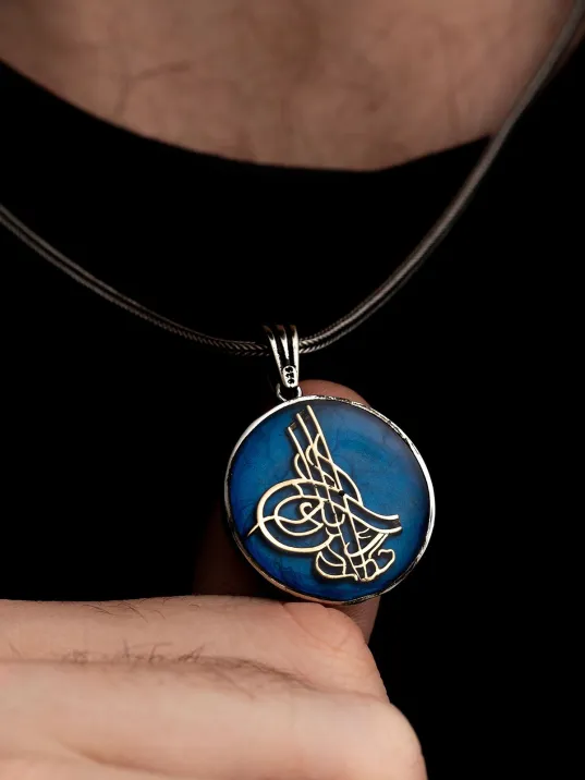Erkek Gümüş Kolye - Osmanlı Tuğrası İşlemeli Mavi Renkli Gümüş Kolye