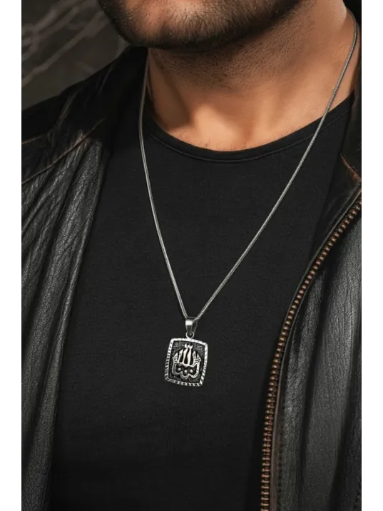 Erkek Gümüş Kolye - Eğimli Kare Model Allah Yazılı Süslemeli Erkek Gümüş Kolye Erkek Gümüş Kolye - Eğimli Kare Model Allah Yazılı Süslemeli Erkek Gümüş Kolye