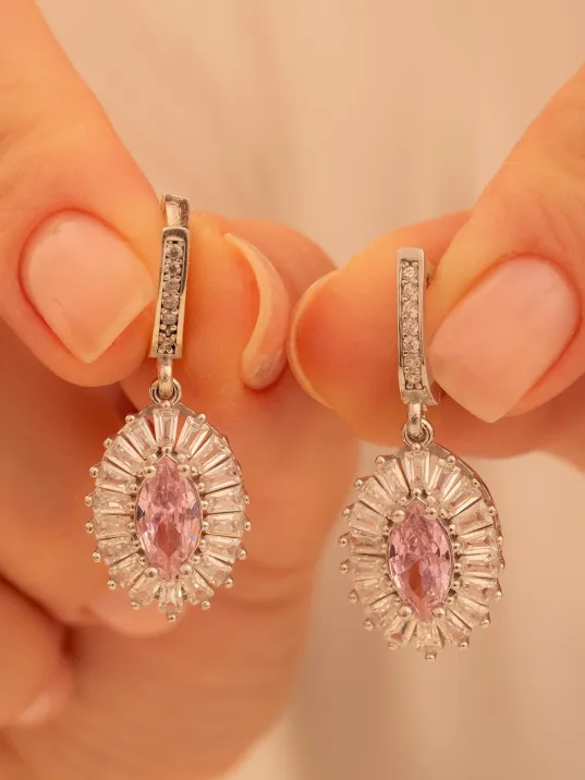 Kadın Gümüş Küpe - Damla Model Pembe Zirkon Taşlı Baget Süslemeli Rodyumlu Kadın Küpe Kadın Gümüş Küpe - Damla Model Pembe Zirkon Taşlı Baget Süslemeli Rodyumlu Kadın Küpe