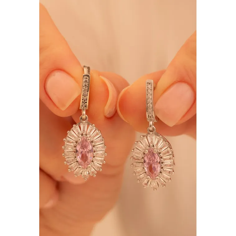 Kadın Gümüş Küpe - Damla Model Pembe Zirkon Taşlı Baget Süslemeli Rodyumlu Kadın Küpe Kadın Gümüş Küpe - Damla Model Pembe Zirkon Taşlı Baget Süslemeli Rodyumlu Kadın Küpe