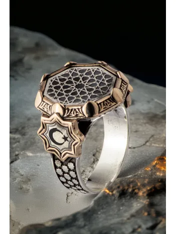 Erkek Siyah Mineli Kalkan Motifli Yanı Ay Yıldız Türk Bayrağı İşlemeli 925 Ayar Gümüş Yüzük