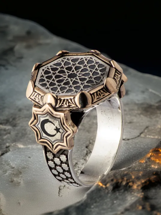 Erkek Siyah Mineli Kalkan Motifli Yanı Ay Yıldız Türk Bayrağı İşlemeli 925 Ayar Gümüş Yüzük Erkek Siyah Mineli Kalkan Motifli Yanı Ay Yıldız Türk Bayrağı İşlemeli 925 Ayar Gümüş Yüzük