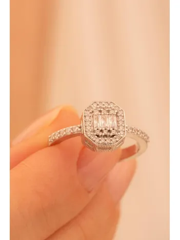 Kadın Gümüş Yüzük - Ferahnaz Baget Taşlı Zirkon Süslemeli Kadın Yüzük