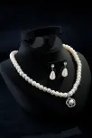 Kadın İnci Kolye Küpe Set - Helena Model Çiçek Motifli Kadın İnci Set Kadın İnci Kolye Küpe Set - Helena Model Çiçek Motifli Kadın İnci Set