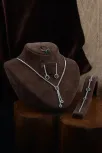 Selen Bayan Zümrüt Taşlı Gümüş Su Yolu Set - Kolye, Bileklik, Küpe, Yüzük Selen Bayan Zümrüt Taşlı Gümüş Su Yolu Set - Kolye, Bileklik, Küpe, Yüzük