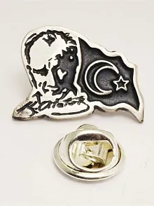 Atatürk İmzalı Siluetli Ve Bayraklı Gümüş Rozet