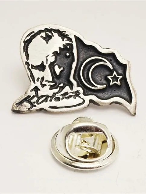 Atatürk İmzalı Siluetli Ve Bayraklı Gümüş Rozet Atatürk İmzalı Siluetli Ve Bayraklı Gümüş Rozet