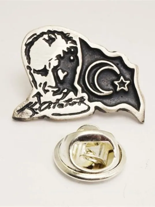 Atatürk İmzalı Siluetli Ve Bayraklı Gümüş Rozet Atatürk İmzalı Siluetli Ve Bayraklı Gümüş Rozet