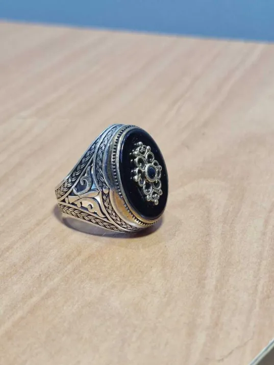 Erkek Gümüş Yüzük - 925 Ayar Gümüş Oniks Taşlı Yanları Özel İşlemeli Erkek Yüzük