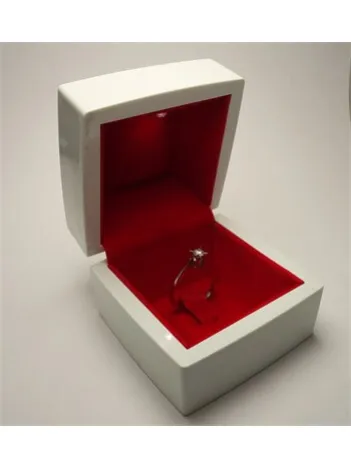 IŞIKLI PIRLANTA ALTIN TEKTAŞ YÜZÜK KUTUSU KIRMIZI BEYAZ