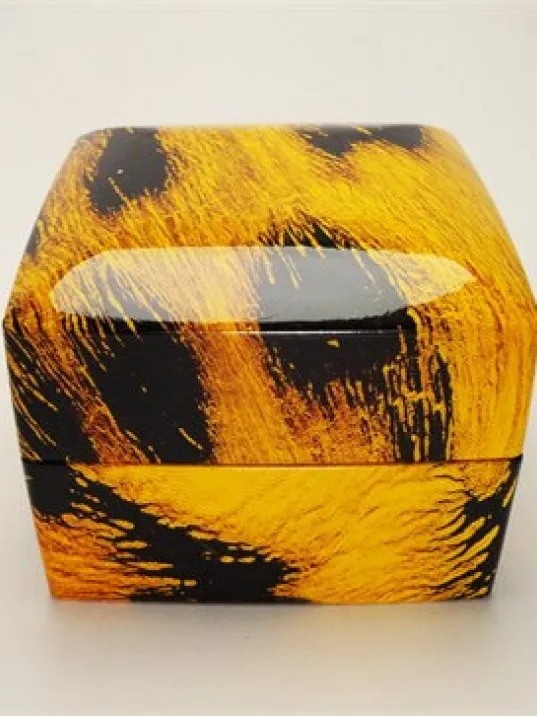 IŞIKLI PIRLANTA ALTIN TEKTAŞ YÜZÜK KUTUSU LEOPAR DESENLİ IŞIKLI PIRLANTA ALTIN TEKTAŞ YÜZÜK KUTUSU LEOPAR DESENLİ