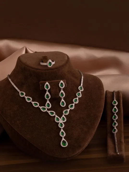 Kadın Gümüş Takı Seti - Sera Zümrüt Damla Taşlı 925 Ayar Kolye, Bileklik, Yüzük, Küpe Tam Set Kadın Gümüş Takı Seti - Sera Zümrüt Damla Taşlı 925 Ayar Kolye, Bileklik, Yüzük, Küpe Tam Set