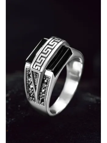 Erkek Gümüş Yüzük - Siyah Oniks Taşlı Grek Desenli Erkek Yüzük Erkek Gümüş Yüzük - Siyah Oniks Taşlı Grek Desenli Erkek Yüzük