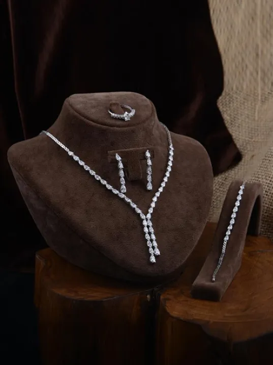 Füreyya Bayan Zirkon Taşlı Gümüş Su Yolu Set - Kolye, Bileklik, Küpe, Yüzük Füreyya Bayan Zirkon Taşlı Gümüş Su Yolu Set - Kolye, Bileklik, Küpe, Yüzük